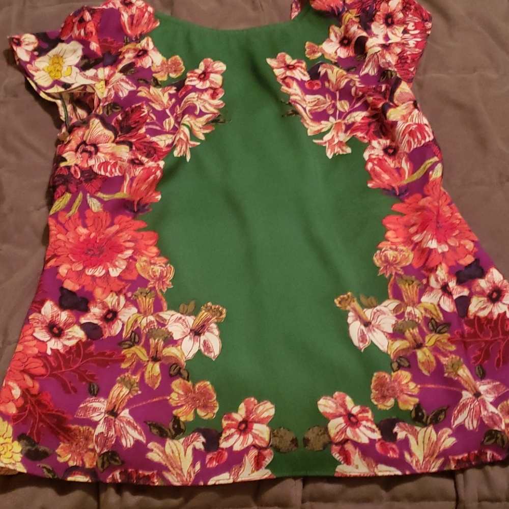 Ann Taylor Green floral top size 0P.